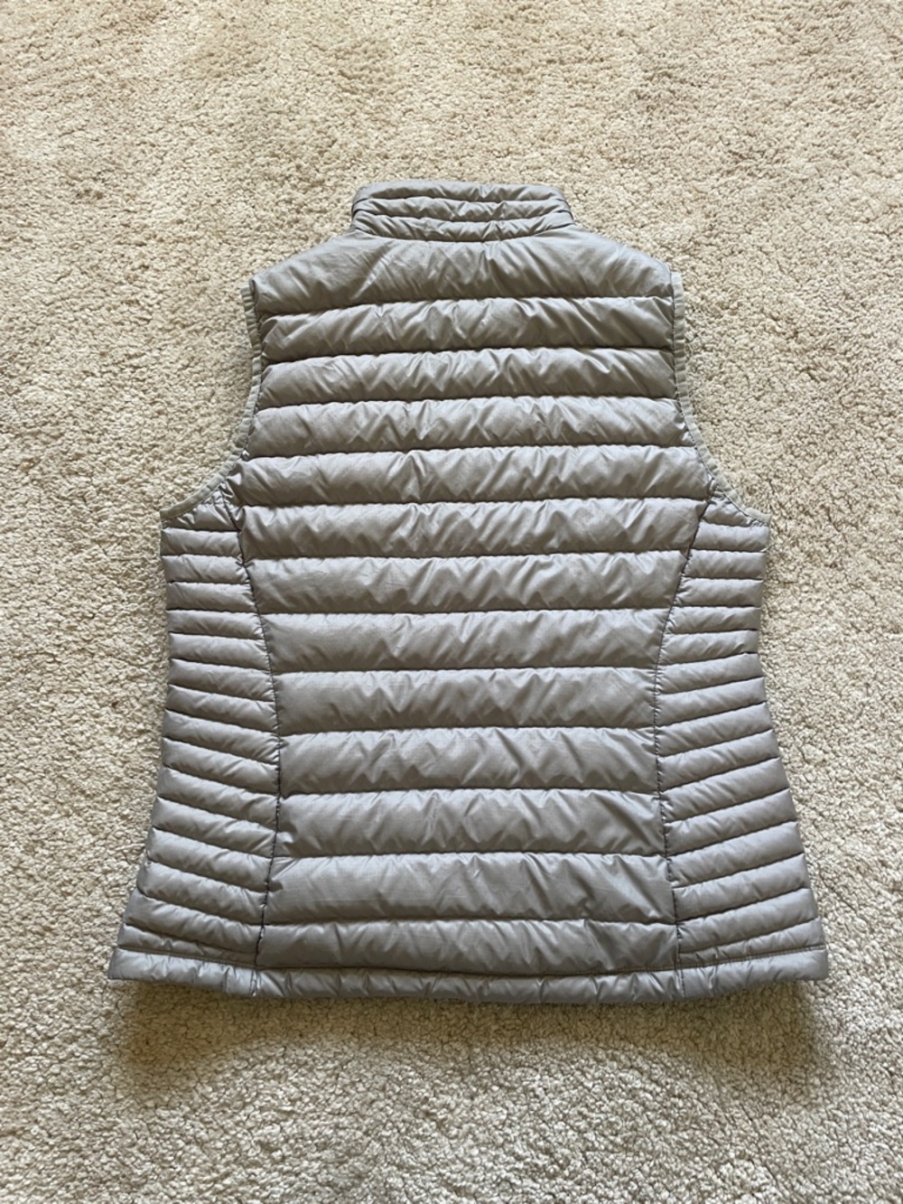 Patagonia Women’s Light Gray Quilted Down Vest with Teal Zippers size M - Picture 5 of 10